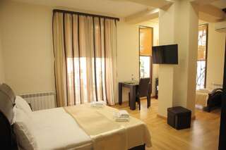Отель Daniel Boutique Hotel Ереван Трехместный номер Делюкс-1