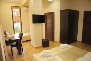 Отель Daniel Boutique Hotel Ереван Трехместный номер Делюкс-5