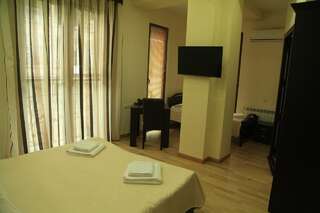 Отель Daniel Boutique Hotel Ереван Трехместный номер Делюкс-6