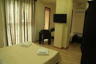 Отель Daniel Boutique Hotel Ереван Трехместный номер Делюкс-18
